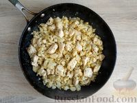 Фото приготовления рецепта: Тушёное куриное филе с цветной капустой и яйцами в молоке - шаг №14