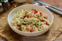 Фото к рецепту: Салат с курицей, капустой, клюквой и грецкими орехами