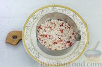 Фото приготовления рецепта: Слоёный салат с крабовыми палочками, помидорами, ветчиной и фетой - шаг №2