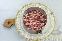 Фото приготовления рецепта: Слоёный салат с крабовыми палочками, помидорами, ветчиной и фетой - шаг №3