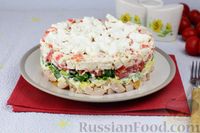 Фото приготовления рецепта: Слоёный салат с крабовыми палочками, помидорами, ветчиной и фетой - шаг №10