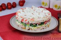 Фото приготовления рецепта: Слоёный салат с крабовыми палочками, помидорами, ветчиной и фетой - шаг №11