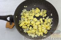Фото приготовления рецепта: Капустная запеканка с картофелем, сладким перцем и молочно-сметанной заливкой - шаг №3
