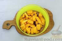 Фото приготовления рецепта: Тыква, запечённая с орехами, изюмом, апельсином и пряностями - шаг №3