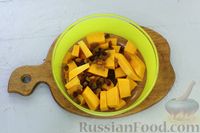 Фото приготовления рецепта: Тыква, запечённая с орехами, изюмом, апельсином и пряностями - шаг №4
