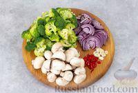 Фото приготовления рецепта: Брокколи, жаренная с грибами, луком и соевым соусом - шаг №2