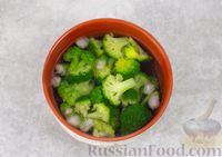 Фото приготовления рецепта: Брокколи, жаренная с грибами, луком и соевым соусом - шаг №4