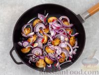 Фото приготовления рецепта: Брокколи, жаренная с грибами, луком и соевым соусом - шаг №6