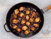 Фото приготовления рецепта: Брокколи, жаренная с грибами, луком и соевым соусом - шаг №7