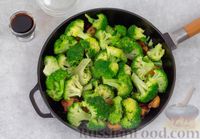 Фото приготовления рецепта: Брокколи, жаренная с грибами, луком и соевым соусом - шаг №8