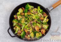 Фото приготовления рецепта: Брокколи, жаренная с грибами, луком и соевым соусом - шаг №9