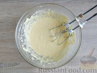 Фото приготовления рецепта: Закусочный жёлтый кекс с брокколи - шаг №6