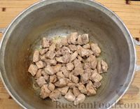 Фото приготовления рецепта: Жаркое по-домашнему из свинины с картошкой (в казане) - шаг №7