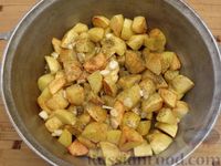 Фото приготовления рецепта: Жаркое по-домашнему из свинины с картошкой (в казане) - шаг №11