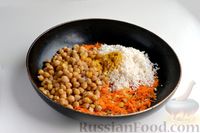 Фото приготовления рецепта: Рис с нутом и морковью - шаг №7