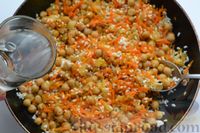Фото приготовления рецепта: Рис с нутом и морковью - шаг №8