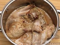 Фото приготовления рецепта: Утка, тушенная с луком в собственном соку - шаг №8
