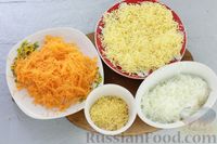 Фото приготовления рецепта: Слоёный салат с курицей, сыром, морковью, яйцами и орехами - шаг №3