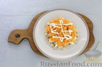 Фото приготовления рецепта: Слоёный салат с курицей, сыром, морковью, яйцами и орехами - шаг №6
