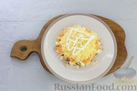 Фото приготовления рецепта: Слоёный салат с курицей, сыром, морковью, яйцами и орехами - шаг №7