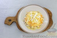 Фото приготовления рецепта: Слоёный салат с курицей, сыром, морковью, яйцами и орехами - шаг №9