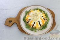 Фото приготовления рецепта: Слоёный салат с курицей, сыром, морковью, яйцами и орехами - шаг №13