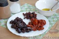 Фото приготовления рецепта: Картофельная фокачча с вялеными помидорами и маслинами - шаг №11