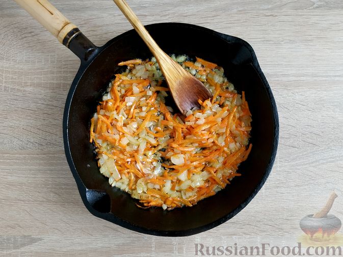 Рис с тушенкой на сковороде с морковью и луком. Рис с морковью и луком на сковороде. Рис с тушенкой на сковороде. Рис с тушенкой морковкой и луком. Рис с луком и морковью в мультиварке