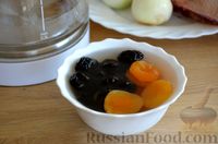 Фото приготовления рецепта: Утка, тушенная с яблоками, черносливом и курагой - шаг №2