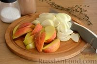 Фото приготовления рецепта: Утка, тушенная с яблоками, черносливом и курагой - шаг №7