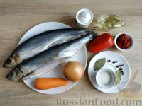 Фото приготовления рецепта: Сельдь, тушенная с овощами в томатном соусе - шаг №1