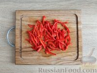 Фото приготовления рецепта: Сельдь, тушенная с овощами в томатном соусе - шаг №3