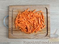 Фото приготовления рецепта: Сельдь, тушенная с овощами в томатном соусе - шаг №4