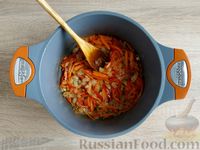 Фото приготовления рецепта: Сельдь, тушенная с овощами в томатном соусе - шаг №5