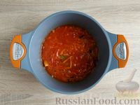 Фото приготовления рецепта: Сельдь, тушенная с овощами в томатном соусе - шаг №7