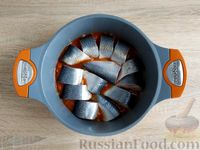 Фото приготовления рецепта: Сельдь, тушенная с овощами в томатном соусе - шаг №10