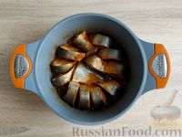 Фото приготовления рецепта: Сельдь, тушенная с овощами в томатном соусе - шаг №11