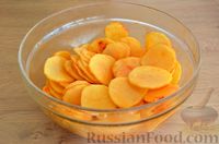 Фото приготовления рецепта: Домашние картофельные чипсы (в духовке) - шаг №6