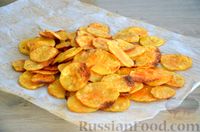 Фото приготовления рецепта: Домашние картофельные чипсы (в духовке) - шаг №9