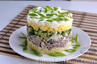 Фото к рецепту: Слоёный салат с рыбными консервами, картофелем, огурцами и яйцами