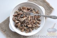 Фото приготовления рецепта: Слоёный салат с рыбными консервами, картофелем, огурцами и яйцами - шаг №4