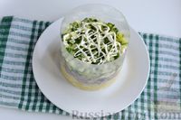 Фото приготовления рецепта: Слоёный салат с рыбными консервами, картофелем, огурцами и яйцами - шаг №11