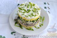 Фото приготовления рецепта: Слоёный салат с рыбными консервами, картофелем, огурцами и яйцами - шаг №14