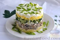 Фото приготовления рецепта: Слоёный салат с рыбными консервами, картофелем, огурцами и яйцами - шаг №15