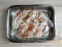 Фото приготовления рецепта: Капуста, запечённая с копчёными свиными рёбрами (в пакете) - шаг №12
