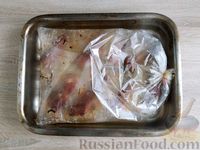 Фото приготовления рецепта: Капуста, запечённая с копчёными свиными рёбрами (в пакете) - шаг №13