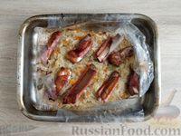 Фото приготовления рецепта: Капуста, запечённая с копчёными свиными рёбрами (в пакете) - шаг №14