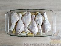 Фото приготовления рецепта: Курица, запечённая в духовке с овощами и виноградом - шаг №9