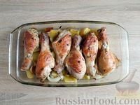 Фото приготовления рецепта: Курица, запечённая в духовке с овощами и виноградом - шаг №12