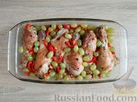 Фото приготовления рецепта: Курица, запечённая в духовке с овощами и виноградом - шаг №13